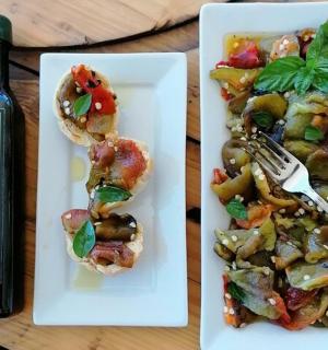 ein Teller mit Essen mit einer Gabel und einer Flasche Wein