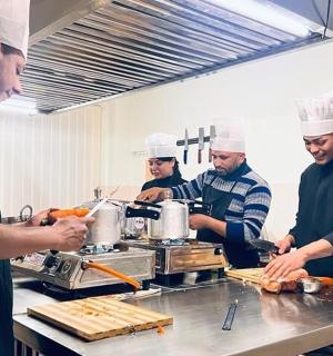 一群厨师在厨房准备食物