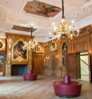 有木镶板和枝形吊灯的房间