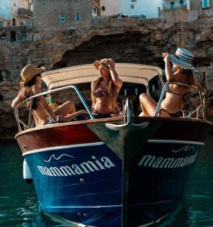 dvě ženy sedící na lodi ve vodě