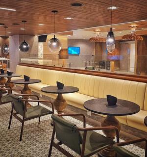 有桌椅和酒吧的餐厅