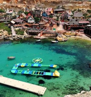 小镇旁边水中的一艘船