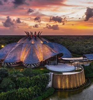 带有圆顶的建筑的鸟瞰图