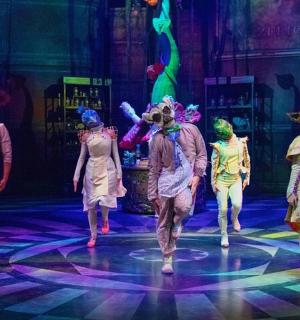 一群人在舞台上行走