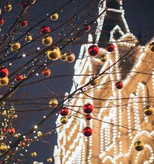 vánoční stromeček před budovou s vánočními světly