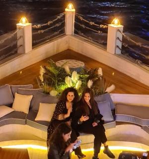 三个女人坐在沙发上