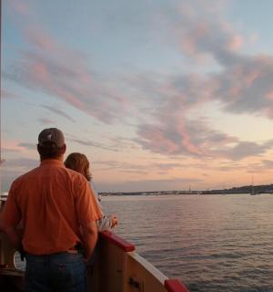 一群人在水中的船上