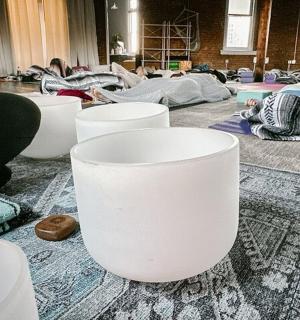 skupina bílých misek ležících na podlaze