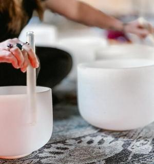 žena míchá bílou misku lžící