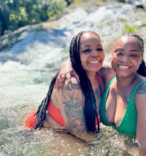 两名妇女躺在河水中