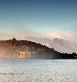 neliela sala ūdenī ar burulaivu