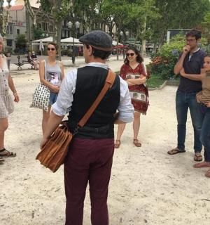 一群人站在海滩上