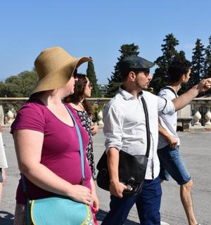 група људи који стоје на паркингу