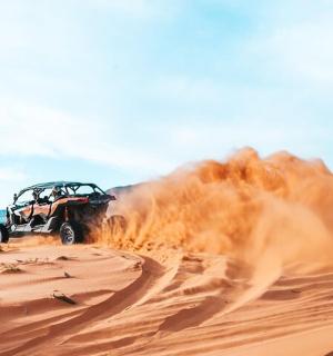 一辆吉普车在沙漠中行驶