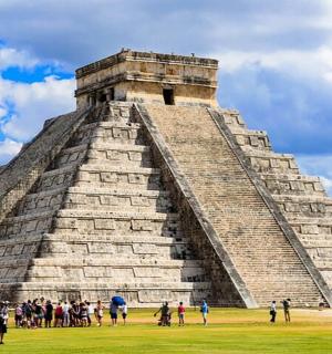 一群人站在金字塔周围