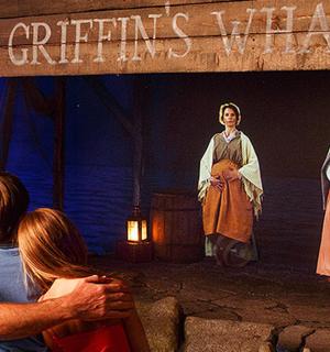 skupina lidí stojících před pódiem