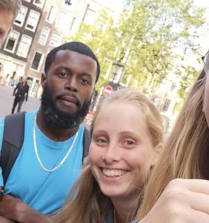 eine Gruppe von Menschen, die für ein Foto posieren