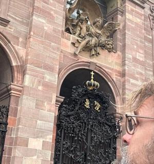 Ein Mann steht vor einem Gebäude mit einer Tür