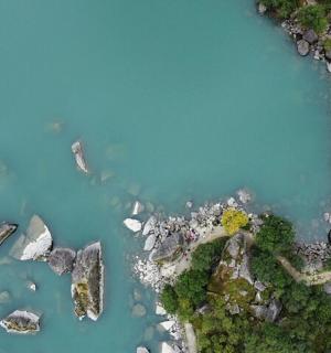 一片带有岩石的水体的鸟瞰图