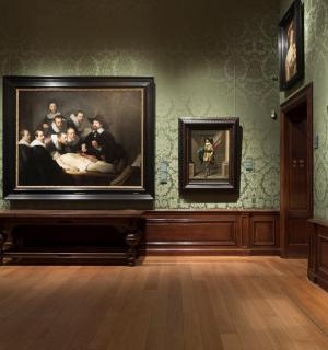 墙上挂着一幅画的博物馆房间