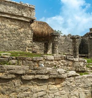 一座有着稻草屋顶的古老石头建筑