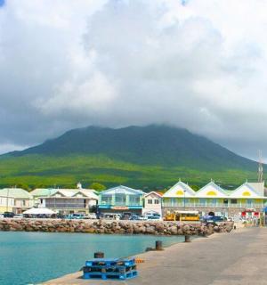 水域岸边的一组房屋