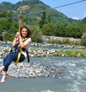 eine Frau auf einer Seilschaukel über einem Fluss