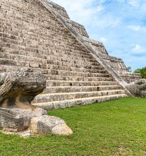 两只鸟坐在建筑物台阶上的雕像