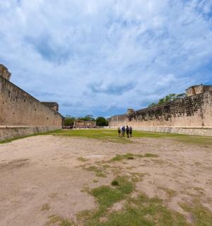一群人在墙前行走