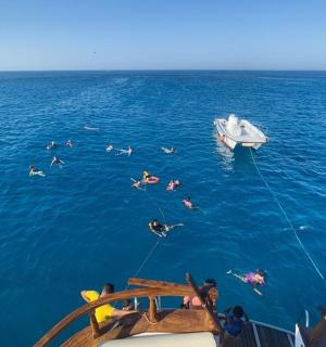 一群人在船附近的水中