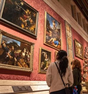 一群人正在观看一面墙上的绘画