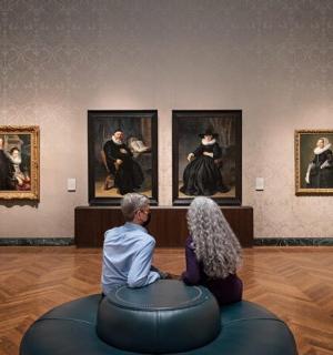 一群人在艺术博物馆里看画