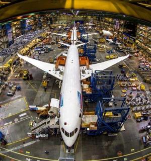 pohled shora na letadlo v továrně