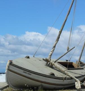 一艘停泊在海边的船