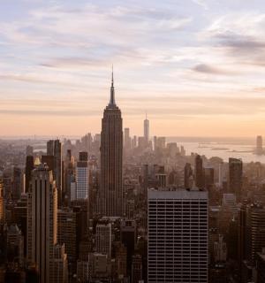 一座高楼林立的大城市景观