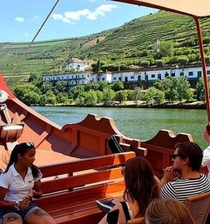 一群人坐在河上的船上