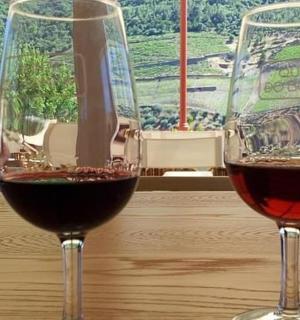 桌上放着两杯红酒