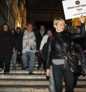 一名女子举着牌子走下楼梯