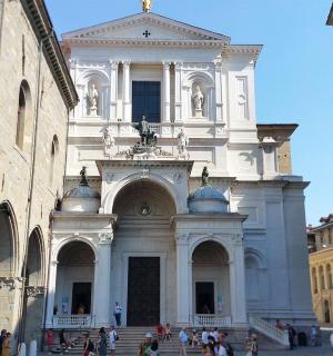 velká bílá budova s lidmi stojícími před ní