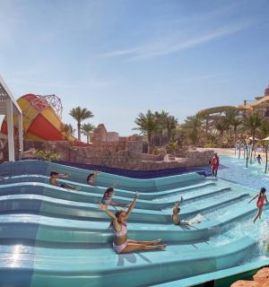 一群人在水上乐园的游泳池里