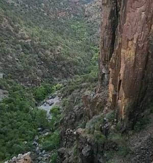 pogled na kanjon z reko v njem