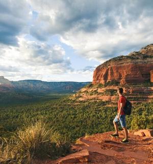 站在山边的男人
