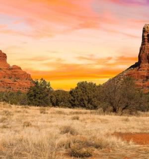 沙漠中的日落和红色的岩石