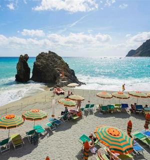 有椅子、遮阳伞和大海的海滩