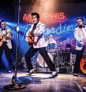 skupina mužů na pódiu hrajících na hudební nástroje