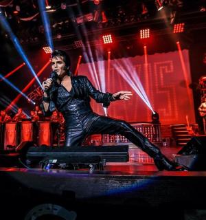 žena stojící na pódiu s mikrofonem