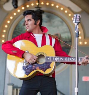 muž držící kytaru a mikrofon