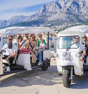 一群人乘坐高尔夫球车