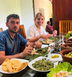 muž a žena sedící u stolu s jídlem