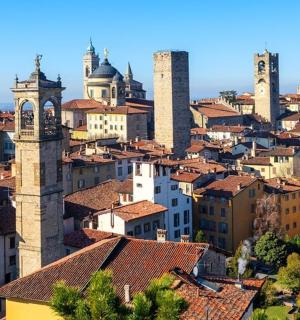 منظر جوي لمدينة بها أبراج وأسطح